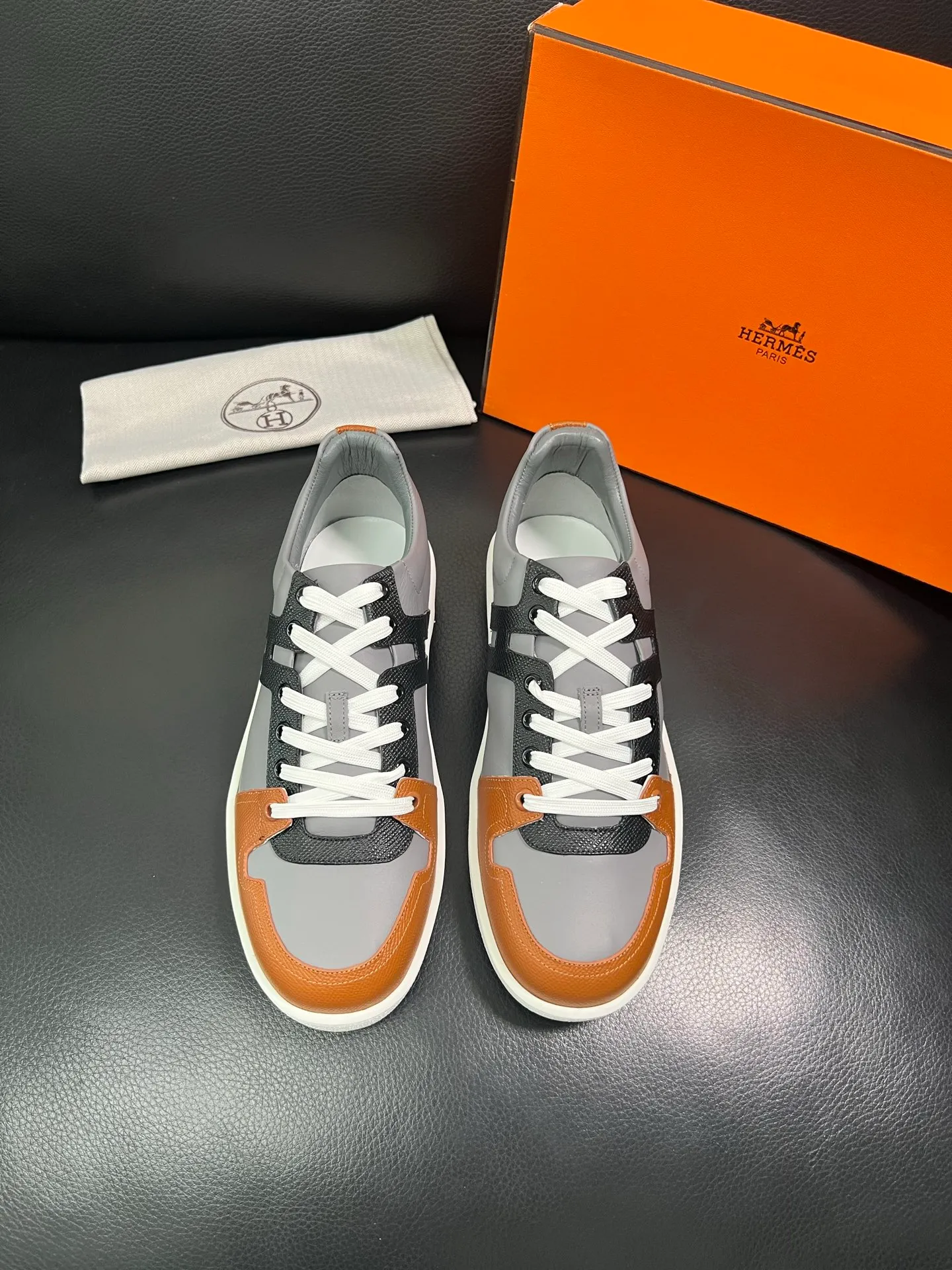 Men's shoes 💰700 Hermes Top Purchasing Agent Hermes counters are on sale at the same time with original factory configuration, original cowhide fabric imported from Italy, high-quality splicing technology, fully imported water-dyed cowhide lining, soles: original soles specially provided by the original factory are super comfortable, the original factory and single goods are of high quality, welcome to compare at the same time at the counter, code number 38-44 (customized 45 46) 85851